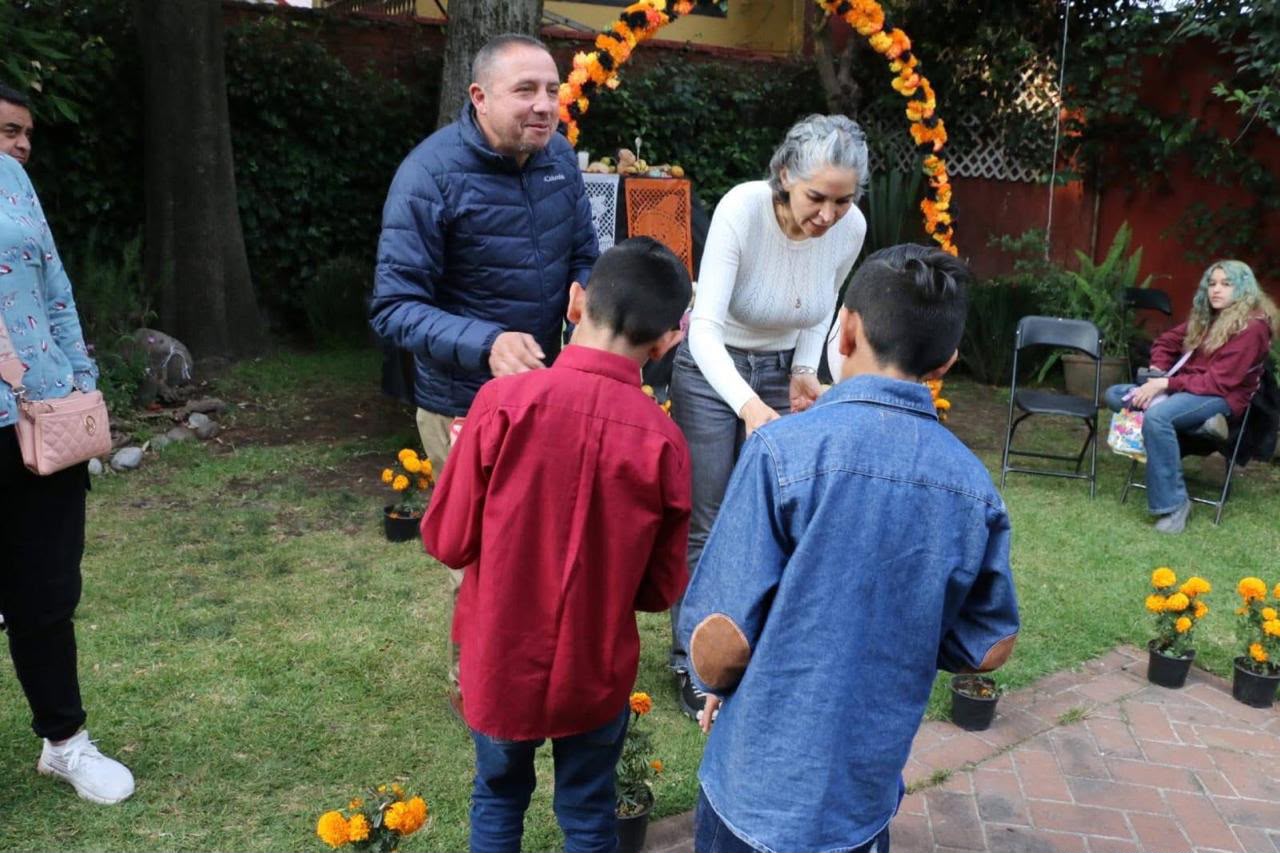 Rosa Alejandra Rodríguez conversando con niñas y niños de la comunidad