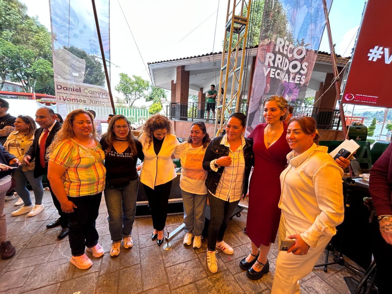 Rosa Alejandra Rodríguez acompañada de mujeres de la comunidad
